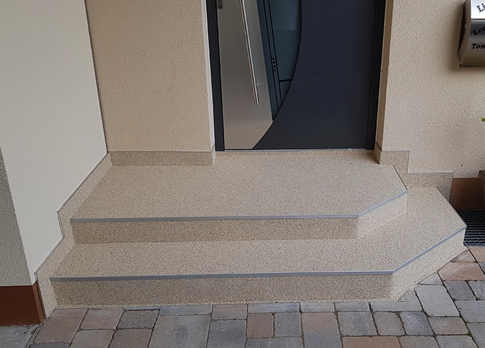 Steinteppich für die Treppe an der Haustür